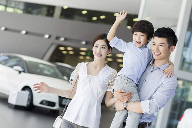 Família chinesa no showroom concessionária de automóveis — Fotografia de Stock