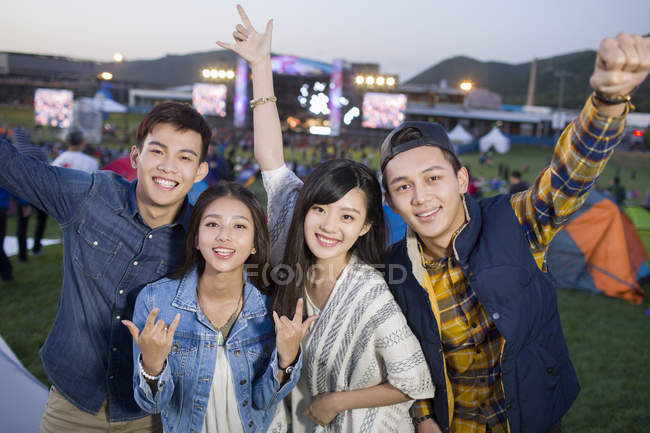 Китайський друзів жестикулюючи на фестивалі музики — стокове фото