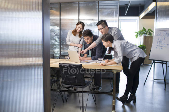 Chinese office workers having meeting in board room — Stock Photo