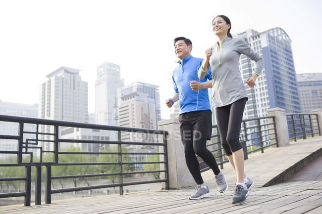 Ältere chinesische Paar joggen in Park — Stockfoto