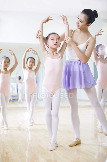 Insegnante di balletto cinese che insegna alle ragazze in studio di danza classica — Foto stock