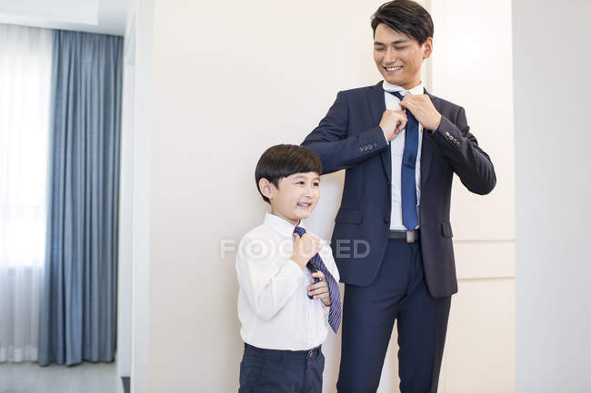 Chinese father and son getting dressed in the morning — Stock Photo