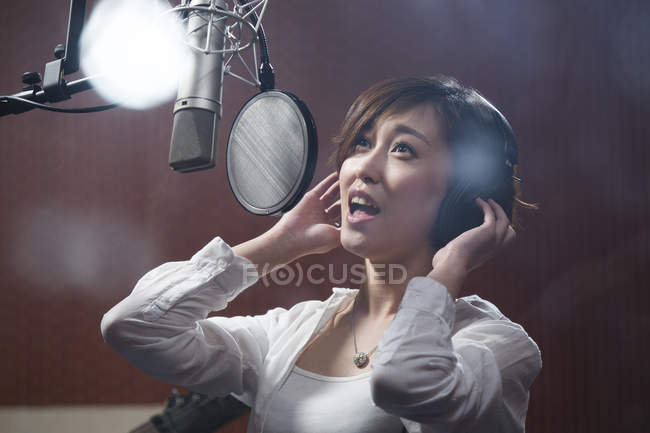 Donna cinese che canta in studio di registrazione — Foto stock