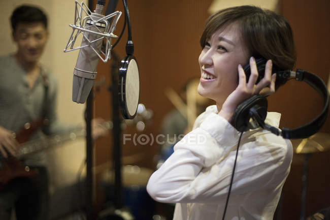 Cinese musicale band di registrazione canzone in studio — Foto stock