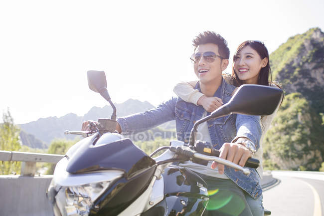 Chinês casal equitação motocicleta juntos — Fotografia de Stock