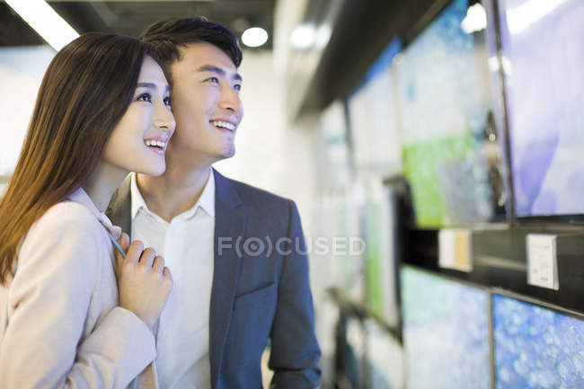 Coppia cinese acquistare la televisione nel negozio di elettronica — Foto stock