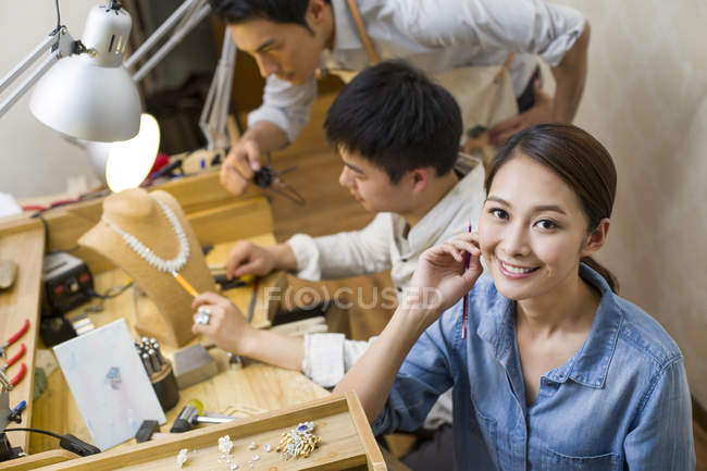 Chinese jewelers working in studio — Stock Photo