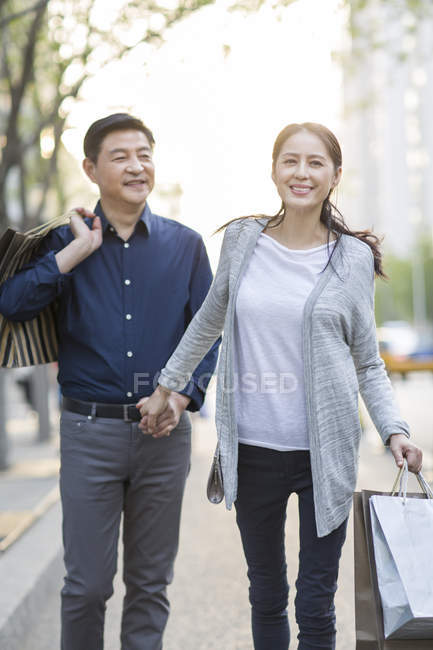 Maturo cinese coppia shopping in città — Foto stock