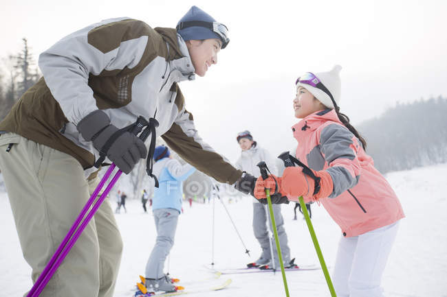 Китайские родители учат детей кататься на лыжах — стоковое фото