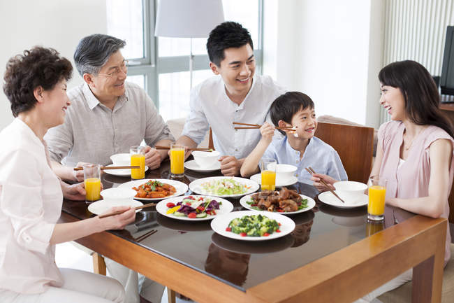 Chinesische Familie mit drei Generationen beim gemeinsamen Abendessen — Stockfoto