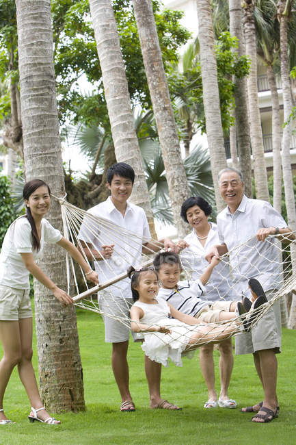 Famiglia cinese con fratelli che riposano in amaca — Foto stock