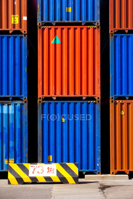 Вантажні контейнери у морському причалі — стокове фото