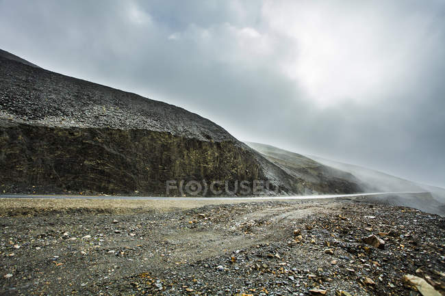Дорога в горах Тибету, Сполучені Штати Америки — стокове фото
