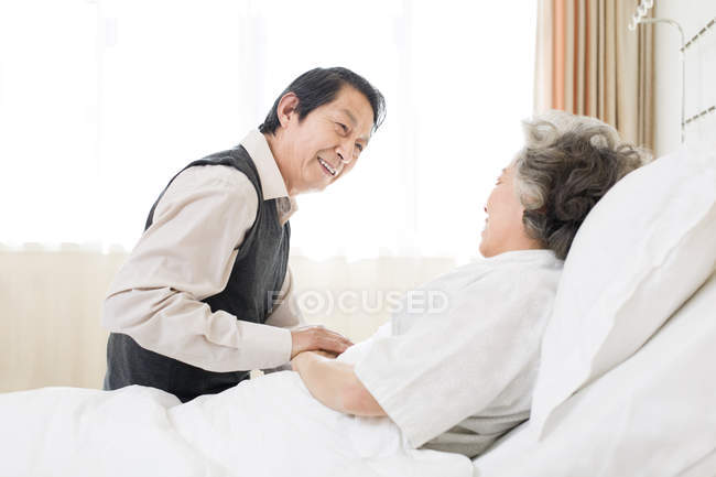 Chinês sênior homem visitando esposa no hospital — Fotografia de Stock