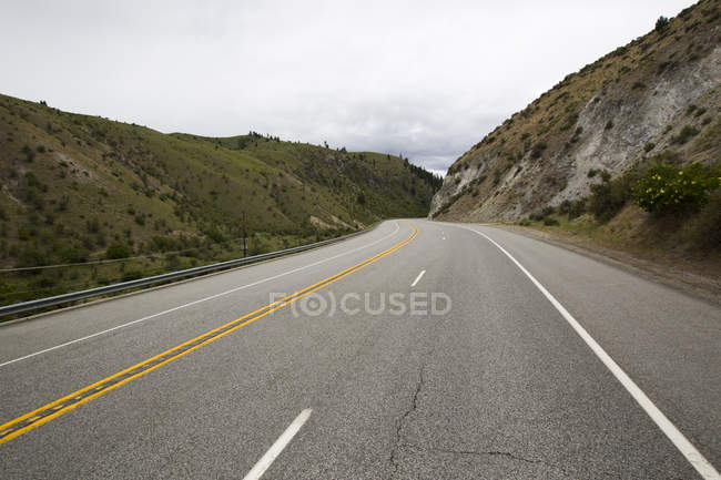 Vue de la route à travers la région sauvage — Photo de stock