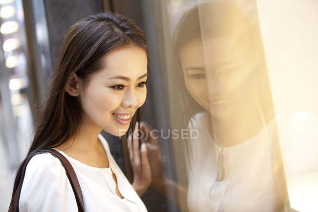 Donna cinese che fa shopping finestra — Foto stock