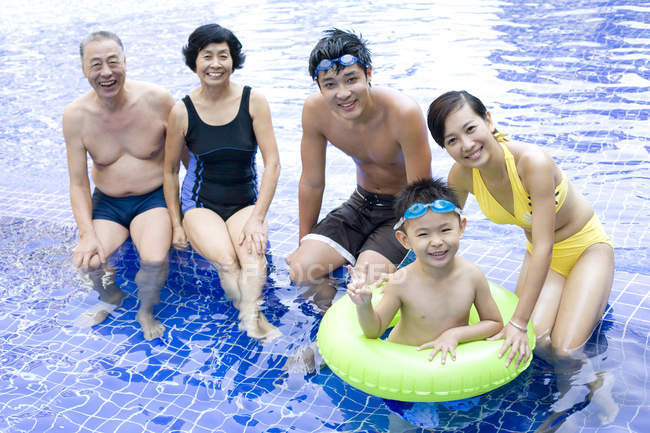 Chinês família multi-geração posando na piscina — Fotografia de Stock