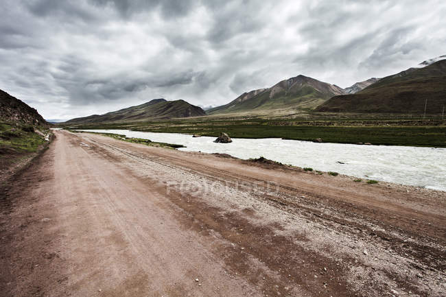 Strada di campagna in Tibet, Cina — Foto stock