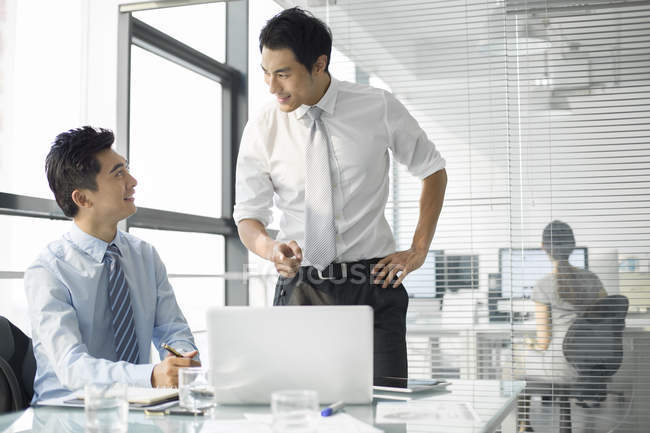 Uomini d'affari cinesi discutono di lavoro in ufficio — Foto stock