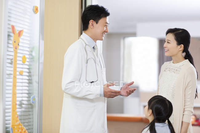 Cinese medico parlando con ragazza madre in ospedale — Foto stock