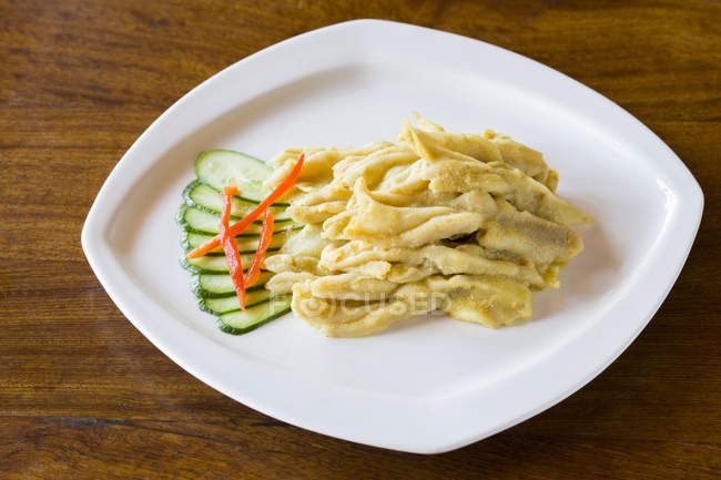 Tradizionale ragnatela di anatra cinese con piatto di senape — Foto stock