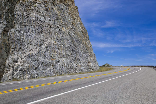 Вид на шоссе через горы — стоковое фото