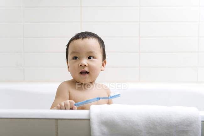 Brosse à dents chinoise pour bébé dans la baignoire — Photo de stock