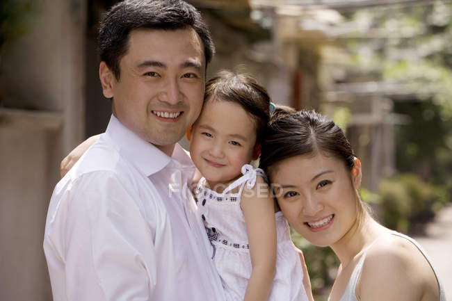 Retrato de familia china con linda hija - foto de stock