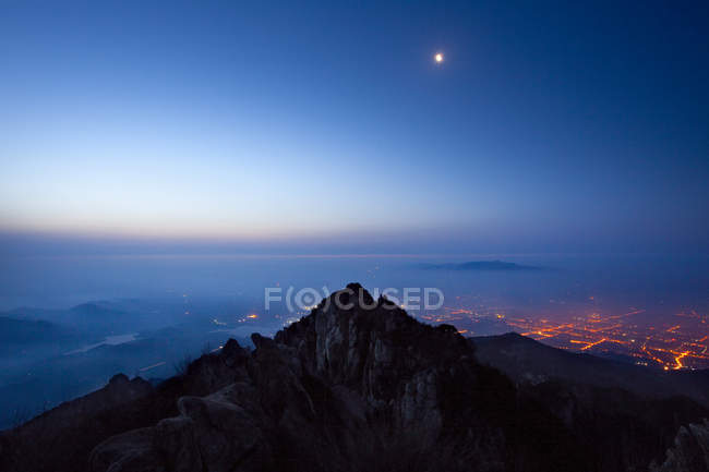 Vista nocturna de la montaña china Taishan - foto de stock