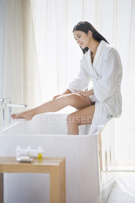 Китайська жінка, що застосування зволожуючого із ванною — стокове фото