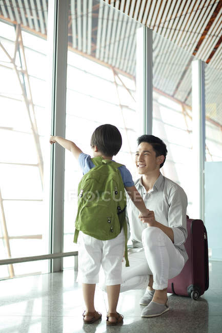 Padre e figlio cinese che puntano in vista all'aeroporto — Foto stock