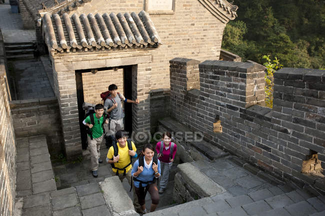 Grupo de mochileros chinos de excursión en la Gran Muralla - foto de stock