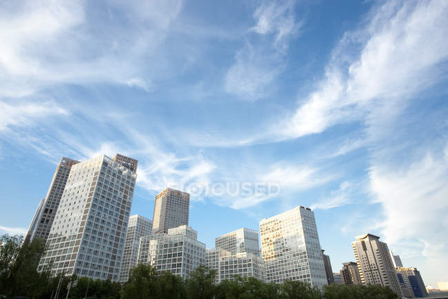 Низкий угол обзора зданий в центре Пекина, Китай — стоковое фото