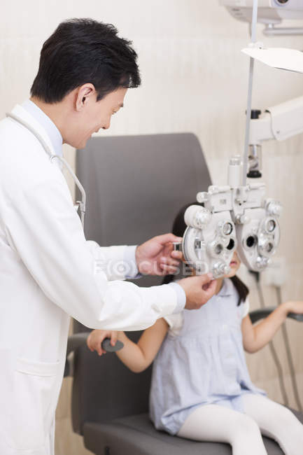 Chinois médecin examen fille yeux — Photo de stock