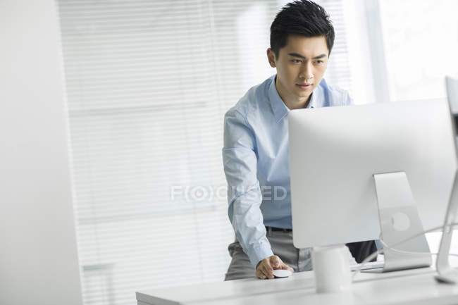Empresário chinês usando computador no escritório — Fotografia de Stock