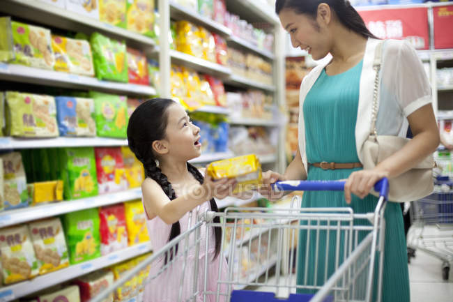 Китайская мать и дочь делают покупки в супермаркете — стоковое фото