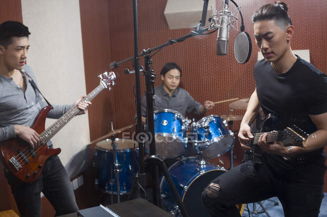 Canción de grabación de banda musical china en estudio - foto de stock