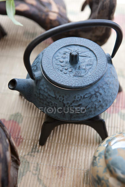Nahaufnahme einer chinesischen Eisen-Teekanne auf dem Tisch — Stockfoto
