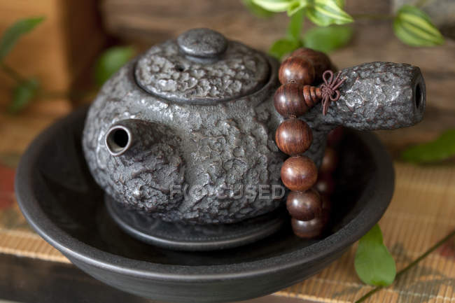 Chinesische Teekanne und Gebetsperlen, Nahaufnahme — Stockfoto