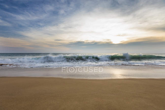 Escena costera de playa y marea marina en Tailandia - foto de stock