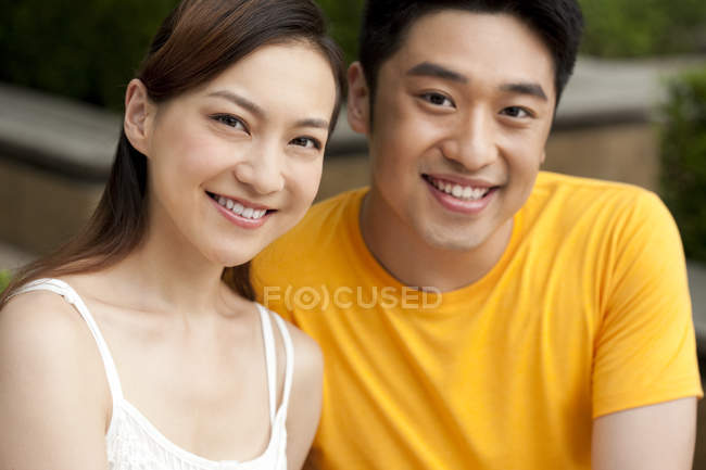 Porträt eines jungen chinesischen Paares, das in die Kamera blickt — Stockfoto