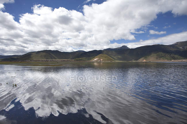 Lago en Shangri-La en otoño, Yunnan, China - foto de stock