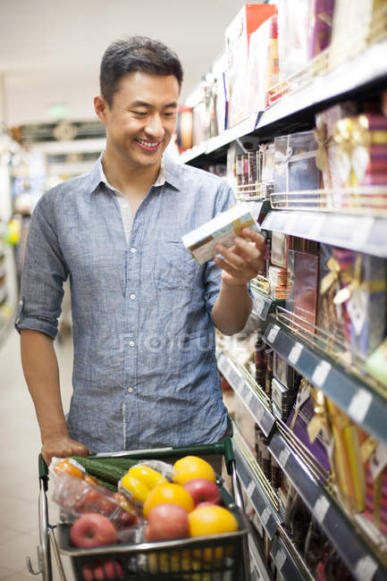 Homem chinês compras no supermercado — Fotografia de Stock