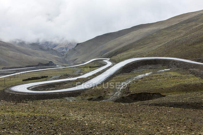 Vista panorâmica da estrada de montanha no Tibete, China — Fotografia de Stock