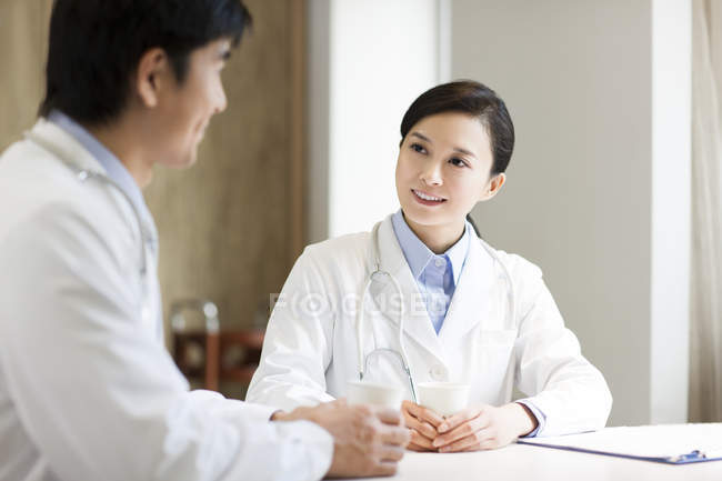 Китайський лікарі говорять лікарні столом — стокове фото