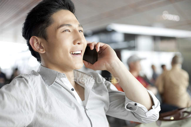 Chinois parlant au téléphone à l'aéroport — Photo de stock