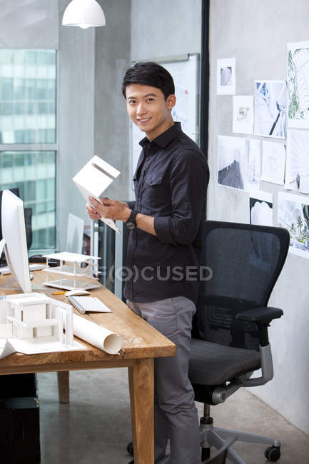 Cinese maschio architetto in piedi in ufficio — Foto stock