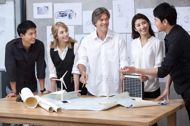 Equipe internacional de designers discutindo no escritório — Fotografia de Stock