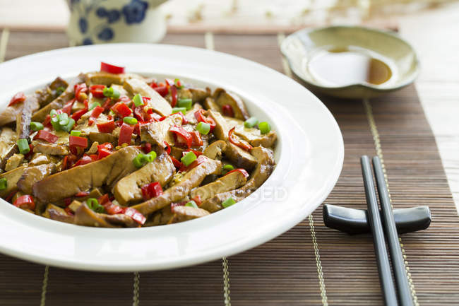 Tofu fritto cinese con verdure — Foto stock