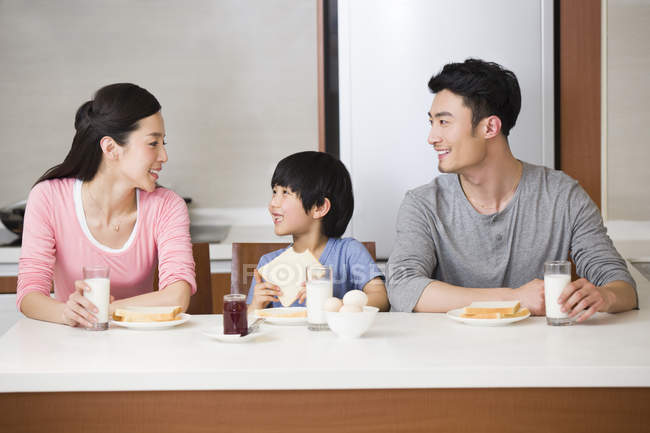 Китайская семья завтракает на кухне — стоковое фото